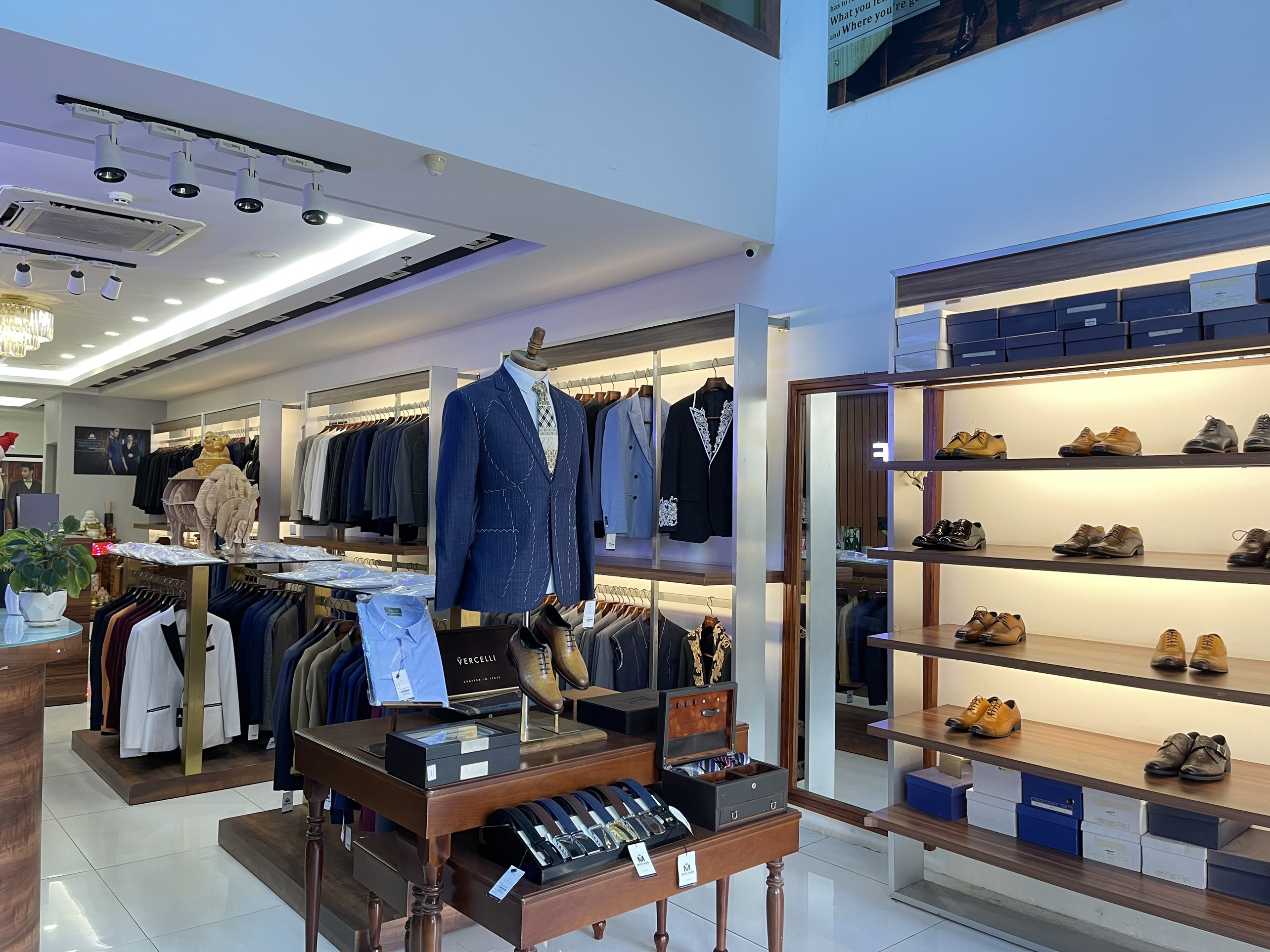 Khách hàng trải nghiệm dịch vụ may đo Suit tại Mon Amie Saigon Pearl, 92D Nguyễn Hữu Cảnh, Bình Thạnh - Điểm đến quen thuộc của nhiều khách hàng khu vực Bình Thạnh, TP. Thủ Đức...